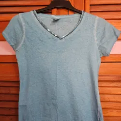 Pulover azul lentejuela en el cuello