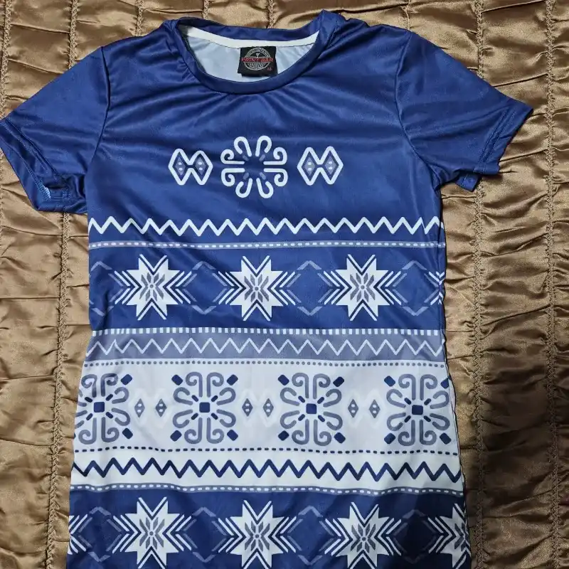 Pulover azul y blanco