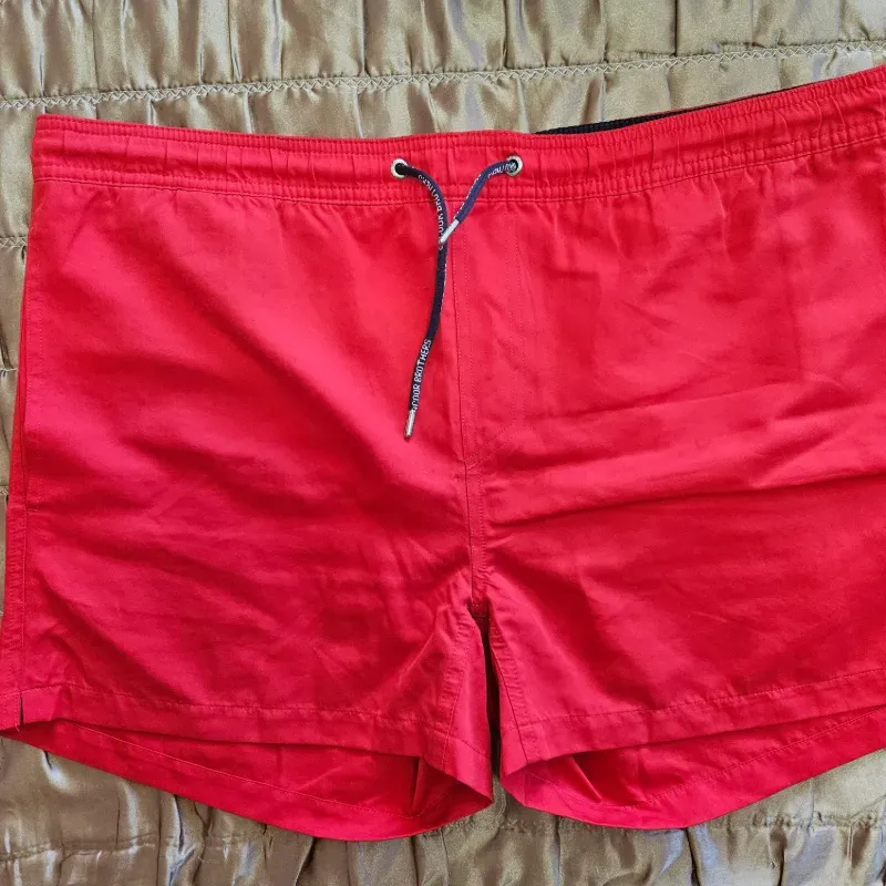 Short rojo de nylon
