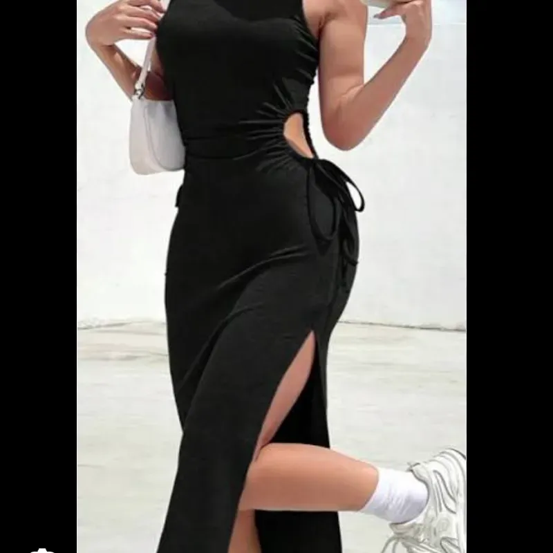 Vestido con abertura en la cintura y la pierna