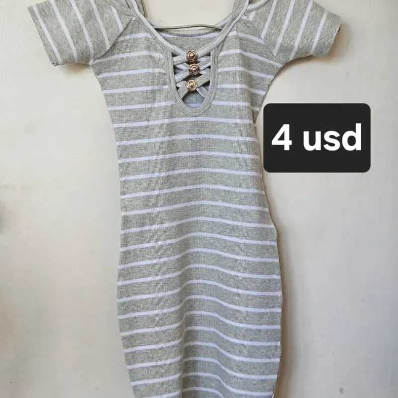 Vestido gris de rallas