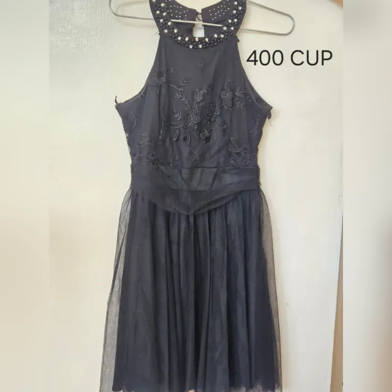 Vestido negro de vuelo