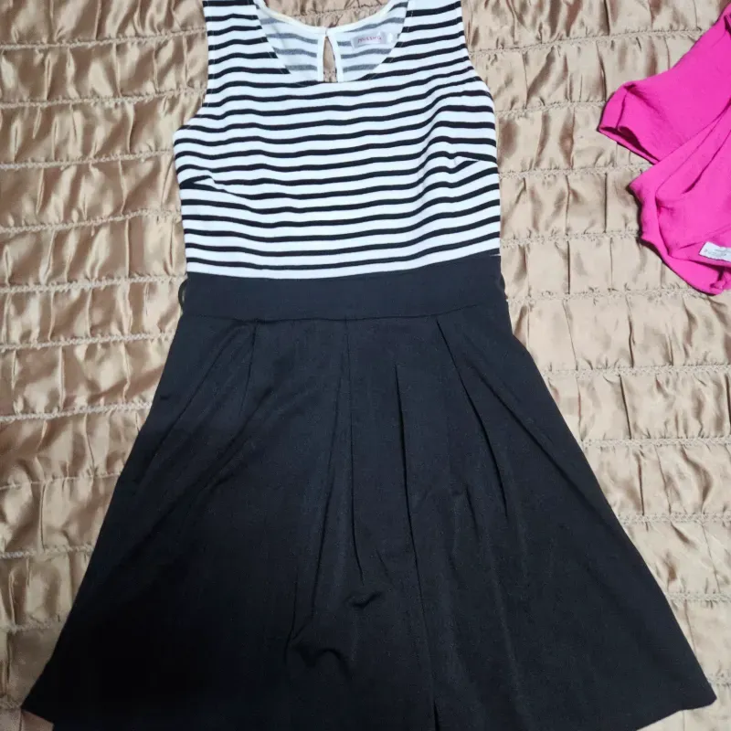 Vestido negro y blanco de rayitas