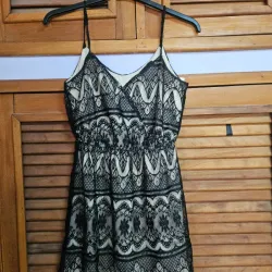 Vestido de tirantes con encaje