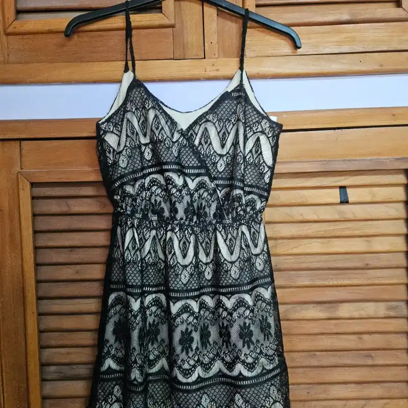 Vestido de tirantes con encaje