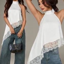 Blusa blanca asimétrica de cuello alto con encante