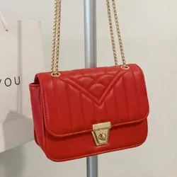 Cartera roja con cadena
