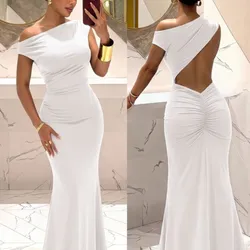 Vestido largo blanco con diseño de espalda descubierta