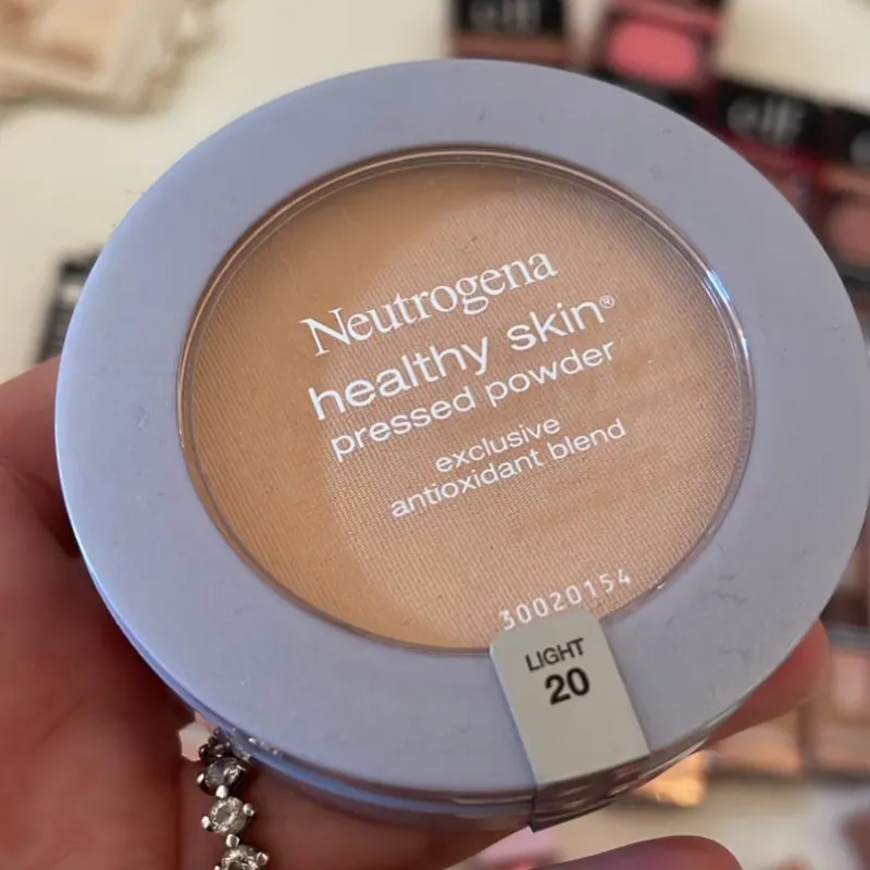 Neutrogena Healthy Skin® Pressed Powder – Light 20