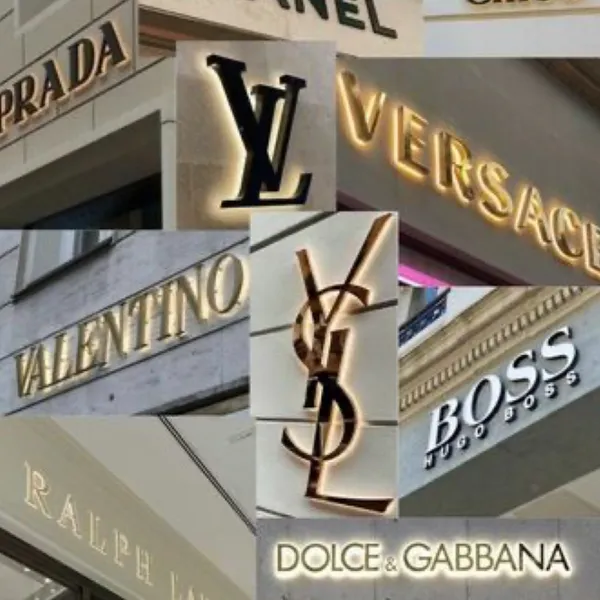 Lujo que se lleva con estilo
Somos una boutique de moda exclusiva, donde el glamour se encuentra con las marcas más reconocidas a nivel mundial. Ropa, bolsos, zapatos y accesorios de alta gama, seleccionados para quienes aprecian la distinción, la calidad impecable y el verdadero lujo. Aquí no solo encuentras piezas icónicas, encuentras estatus, elegancia y sofisticación en cada detalle. Porque el estilo no se compra… se elige con clase.