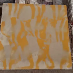 revuelto amarillo fondo gris