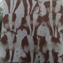 revuelto marrón fondo gris