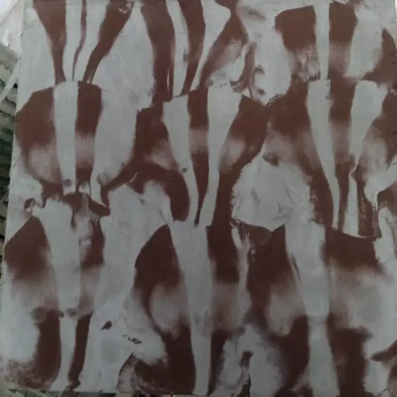 revuelto marrón fondo gris