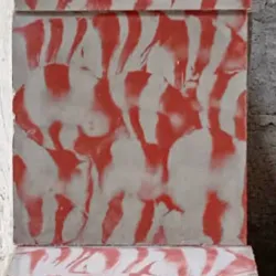 revuelto rojo fondo gris