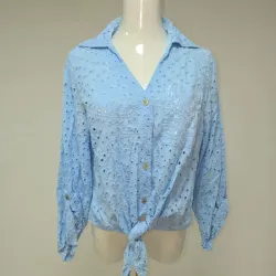 Blusa azul clara acanalada de mangas