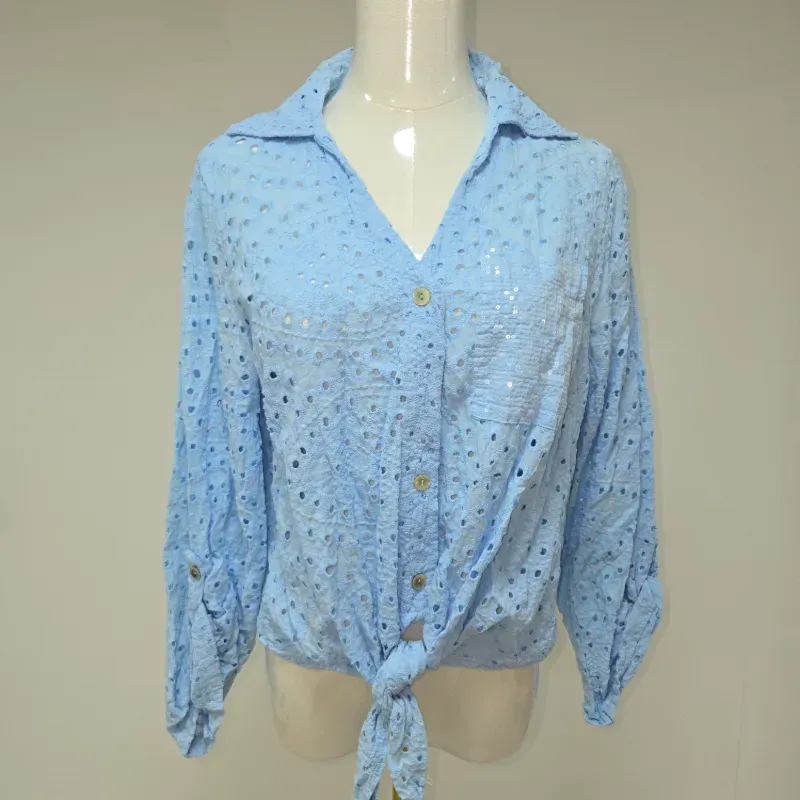 Blusa azul clara acanalada de mangas