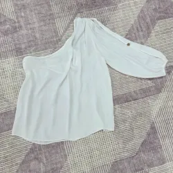 Blusa blanca asimétrica 