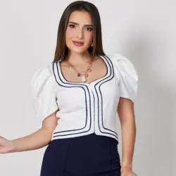 Blusa blanca con detalles azul prusia