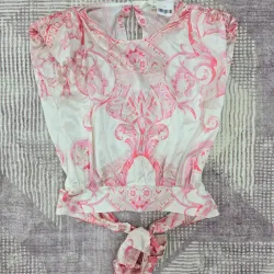 Blusa satinada estampada en rosado