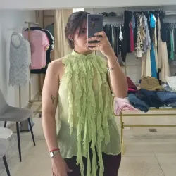 Blusa verde de volantes Mango 