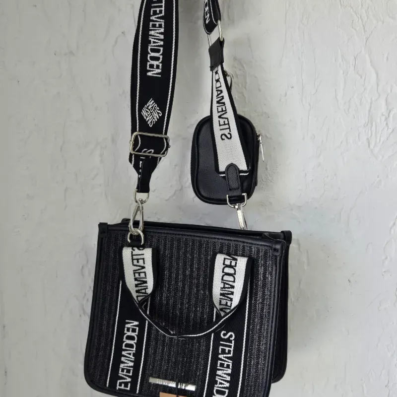 Cartera Steve Madden negra pequeña 