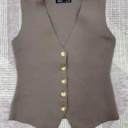 Chalequito moka con botones dorados