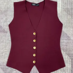 Chalequito rojo vino con botones dorados 