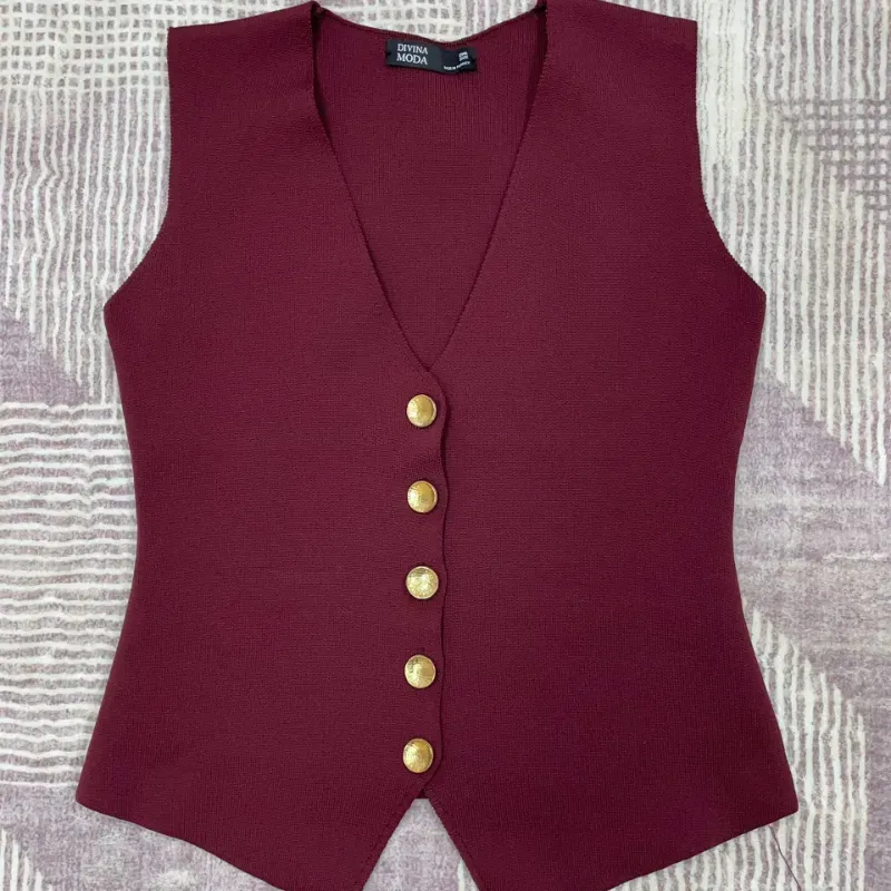 Chalequito rojo vino con botones dorados 