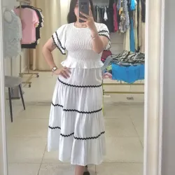 Conjunto de blusa y saya blanca de bordes negros