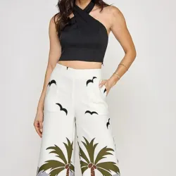Conjunto de pantalon estampado y top negro cruzado