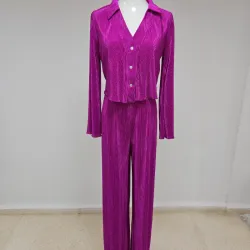 Conjunto de pantaloneta y blusa morado