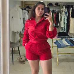 Conjunto rojo de short y blusa de mangas largas acanalado