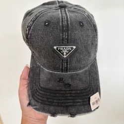 Gorra gris desgastada Prada