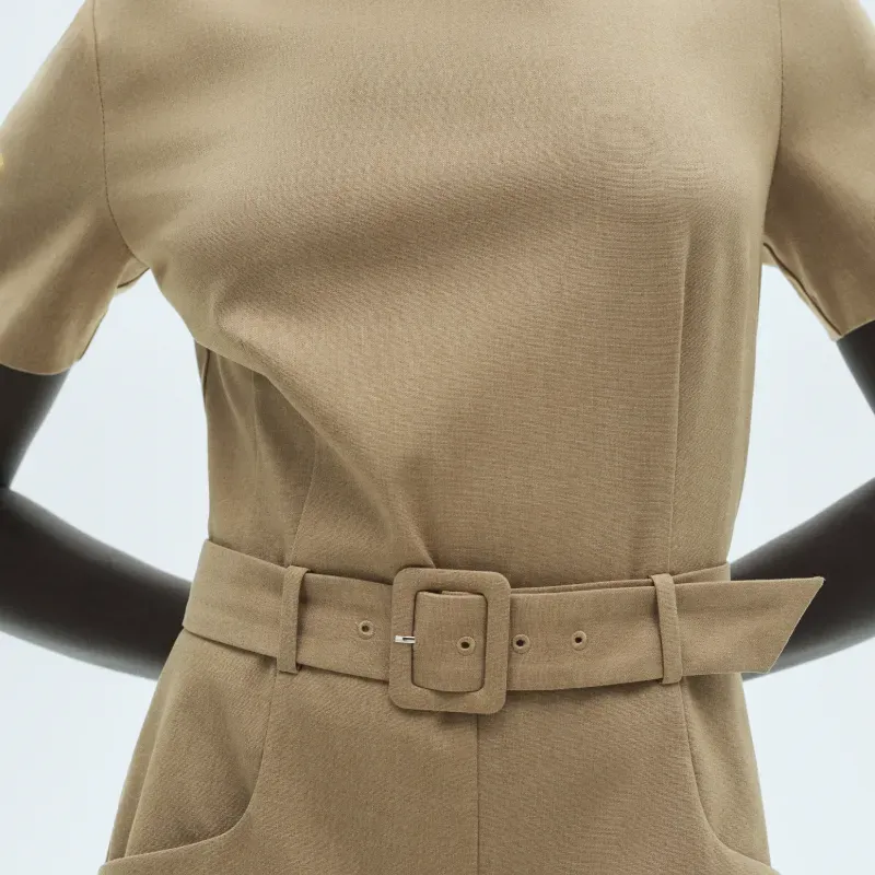 Monoshort beige con cinto Mango 