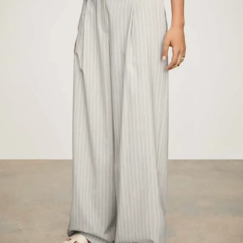 Pantalon gris a rayas Mango