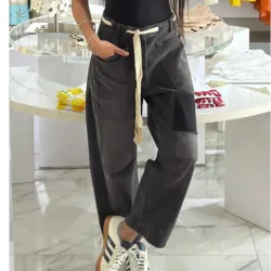 Pantalón negro de mezclilla con cordón 