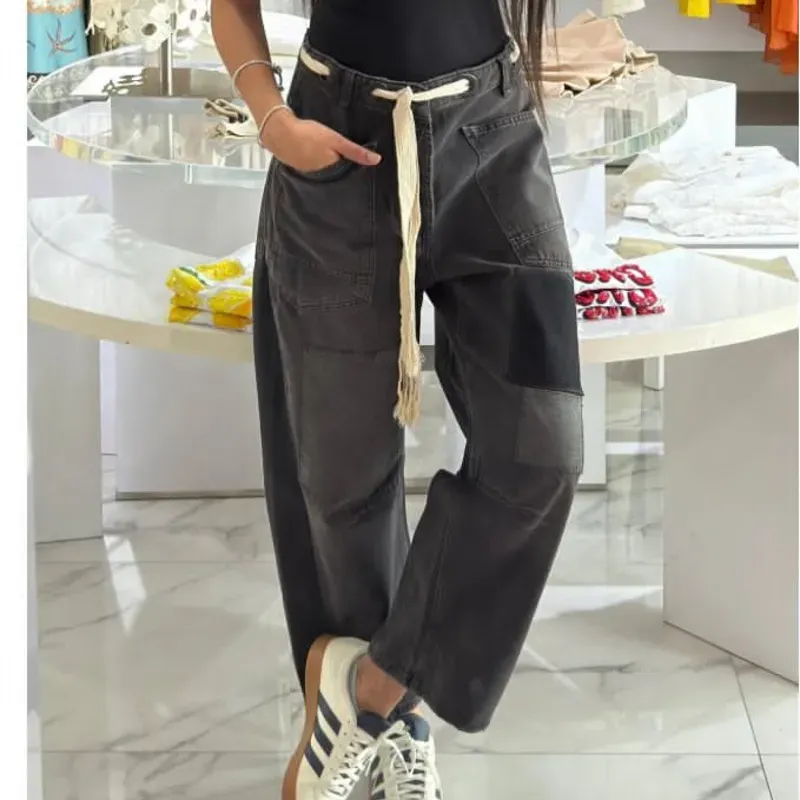 Pantalón negro de mezclilla con cordón 