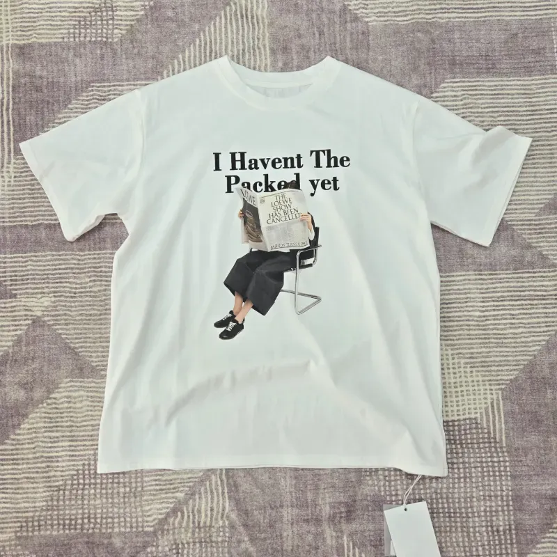 Pulover blanco con periódico 