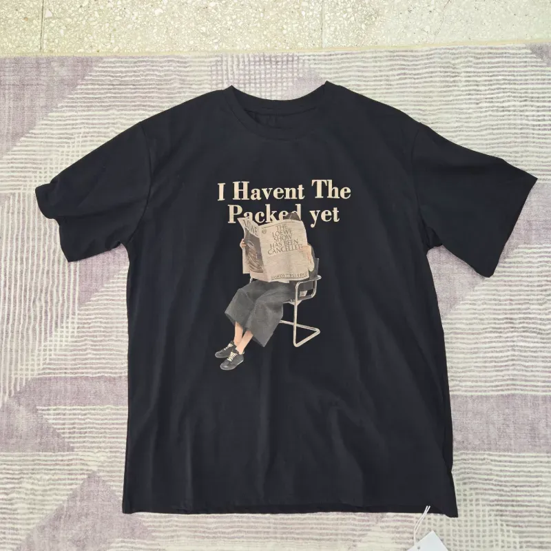 Pulover negro de periódico 