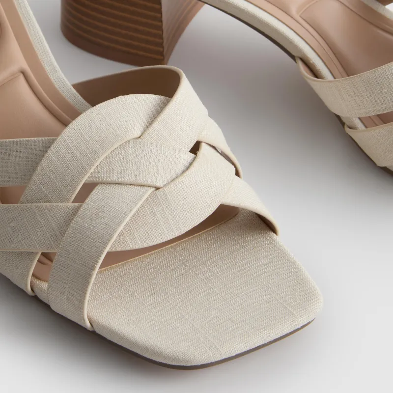 Sandalias beige de tacón cuadrado