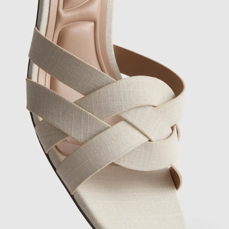 Sandalias beige de tacón cuadrado