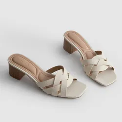 Sandalias beige de tacón cuadrado