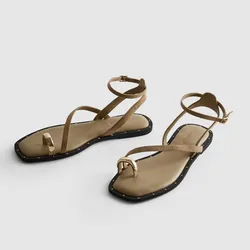 Sandalias carmelitas con pieza dorada