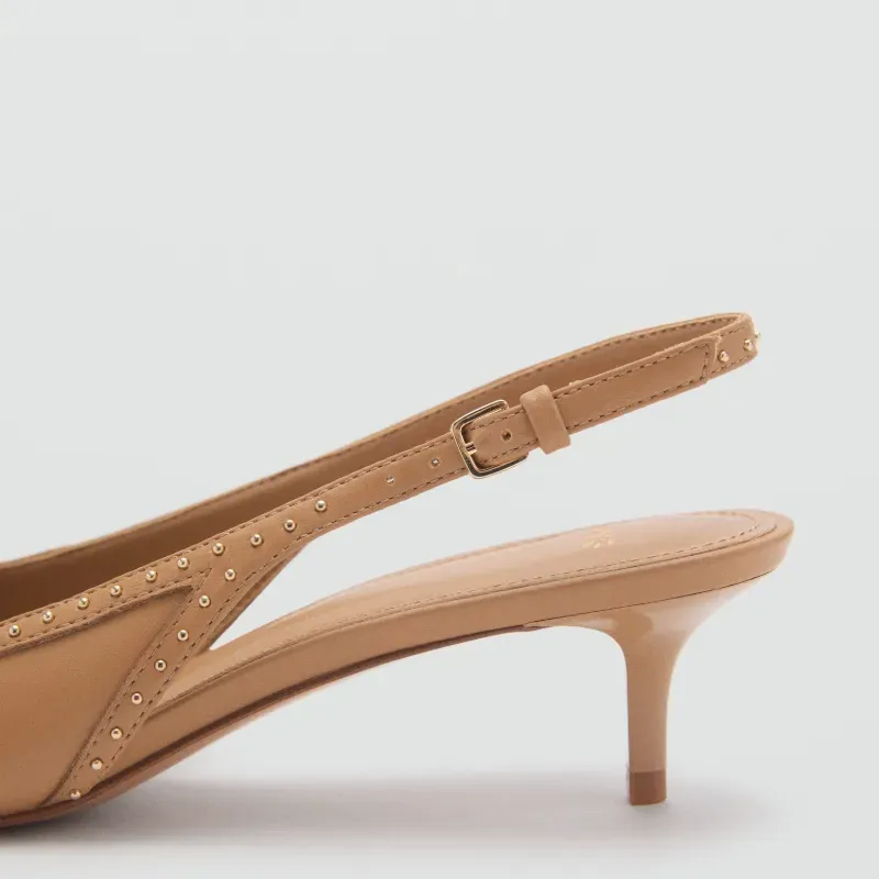 Sandalias de tacon beige con detalles dorados puntifinos Mango