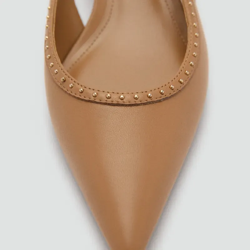 Sandalias de tacon beige con detalles dorados puntifinos Mango