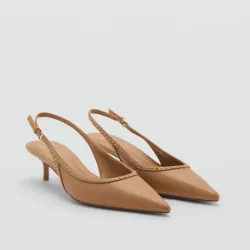 Sandalias de tacon beige con detalles dorados puntifinos Mango