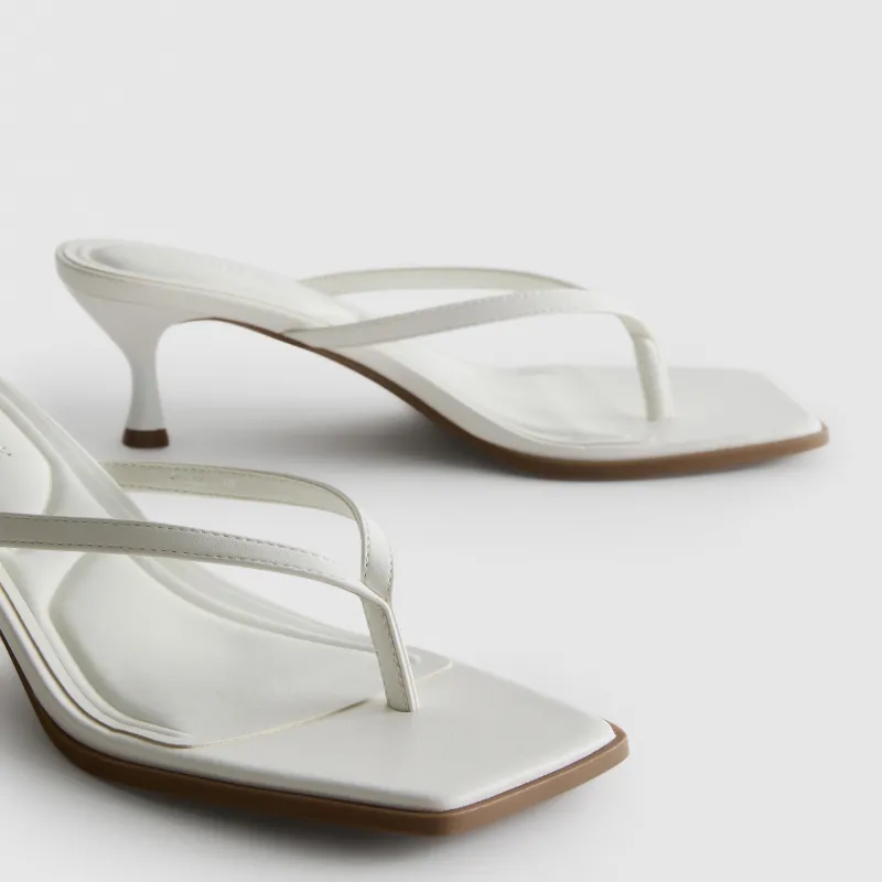 Sandalias de tacón y tiras finas blancas