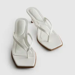 Sandalias de tacón y tiras finas blancas