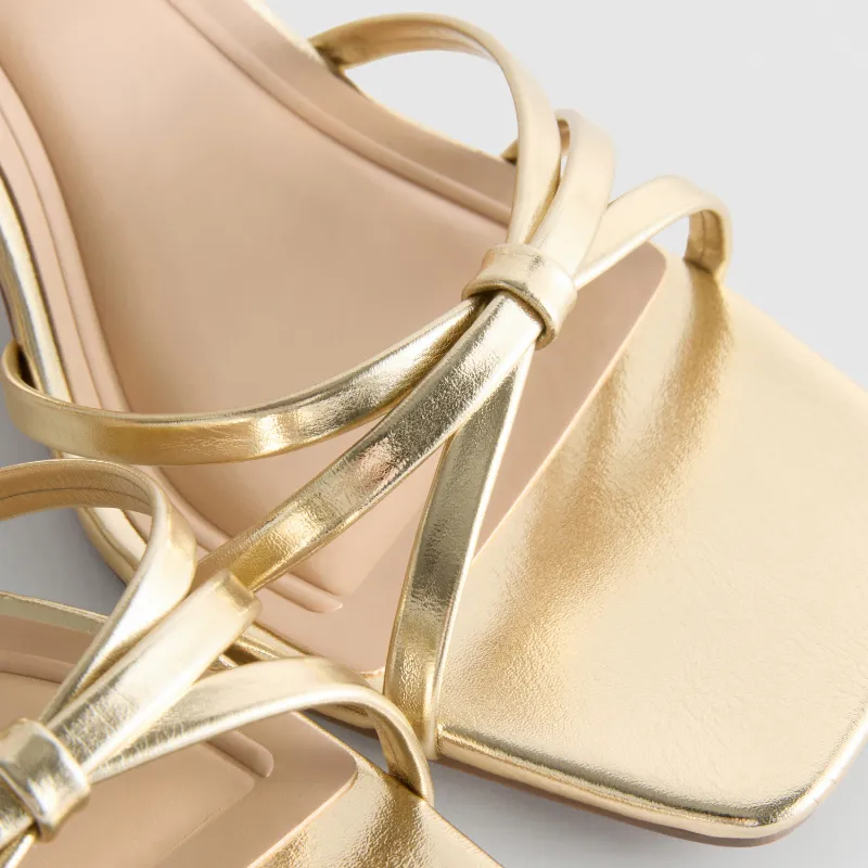 Sandalias doradas de tacón cuadrado