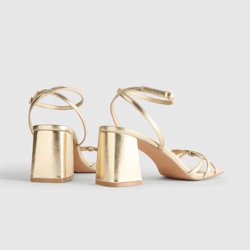 Sandalias doradas de tacón cuadrado